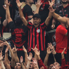 Leozinho com a torcida do Furacão. (Foto: José Tramontin/athletico.com.br)
