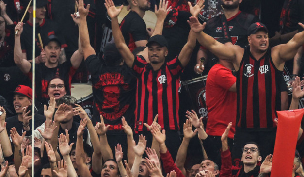 Leozinho com a torcida do Furacão. (Foto: José Tramontin/athletico.com.br)
