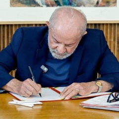 lula assinando documento
