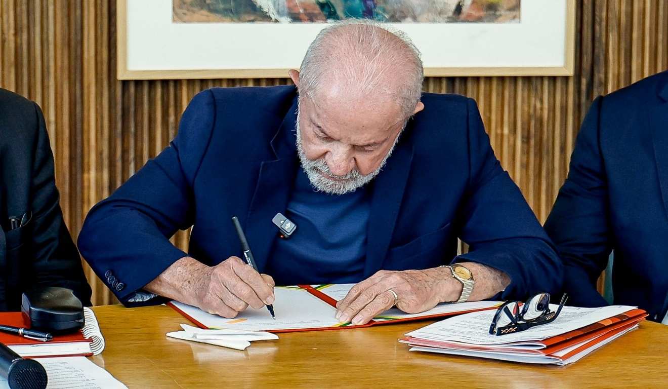 lula assinando documento