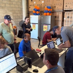 feirão de geladeiras das lojas colombo, com clientes comprando