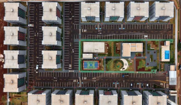 Imagem aérea de um condomínio com vários prédios
