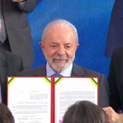 Presidente Lula sanciona lei que amplia isenção do Imposto de Renda ao lado do vice-presidente Geraldo Alckmin e do ministro da Fazenda Fernando Haddad