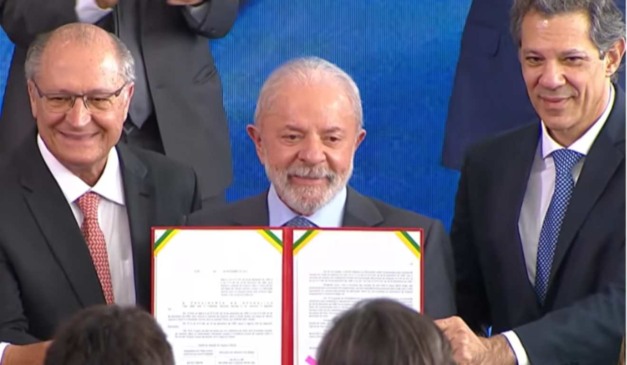 Presidente Lula sanciona lei que amplia isenção do Imposto de Renda ao lado do vice-presidente Geraldo Alckmin e do ministro da Fazenda Fernando Haddad
