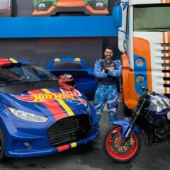 Lurrique Ferrari em meio veículos no local de apresentações do Beto Carrero World