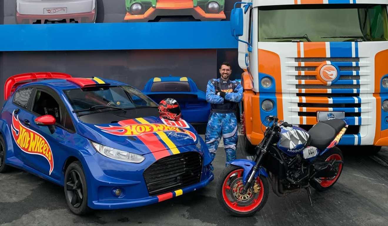 Lurrique Ferrari em meio veículos no local de apresentações do Beto Carrero World