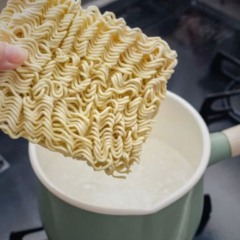 foto de macarrão instantâneo prestes a ser jogado na panela