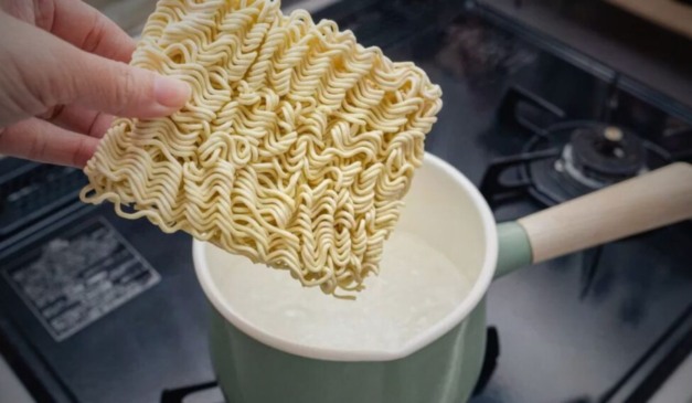 foto de macarrão instantâneo prestes a ser jogado na panela