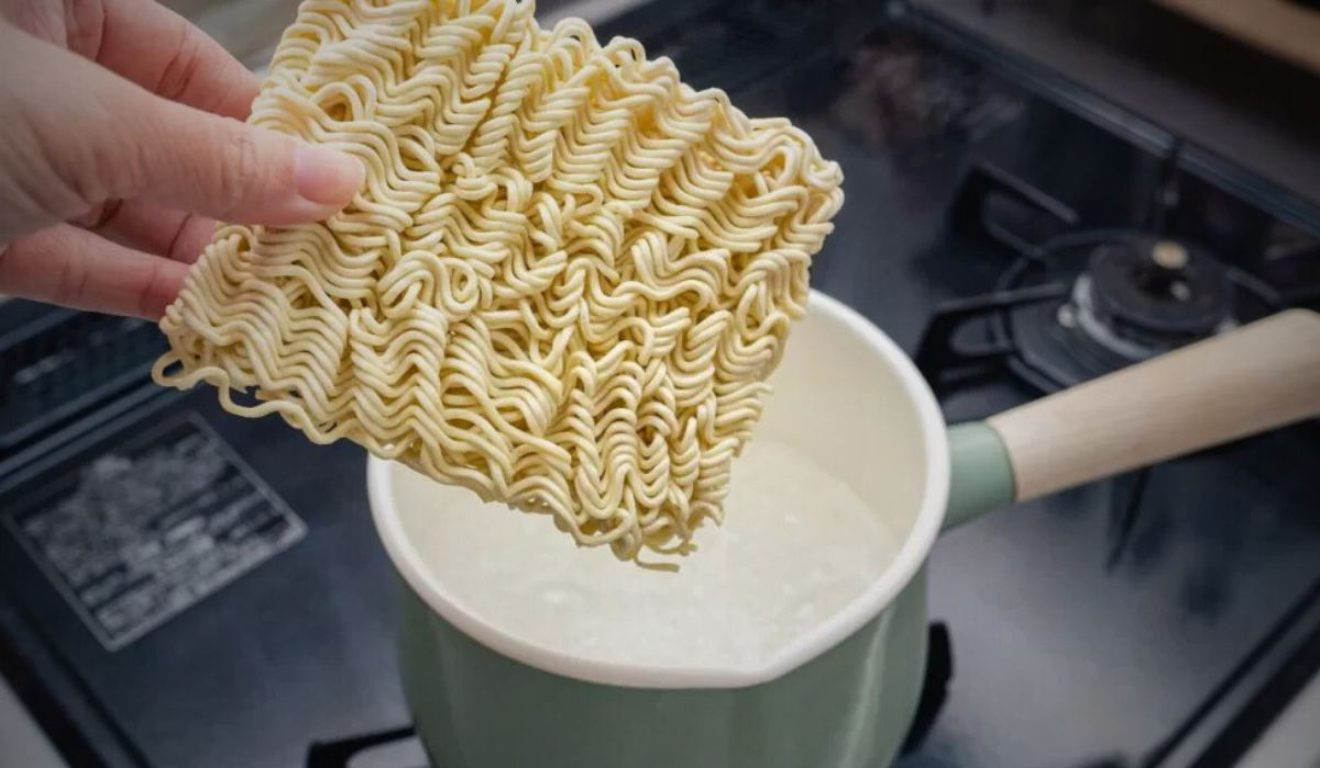 foto de macarrão instantâneo prestes a ser jogado na panela