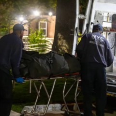 policia levando corpo para dentro de ambulancia