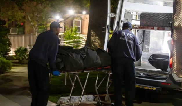 policia levando corpo para dentro de ambulancia