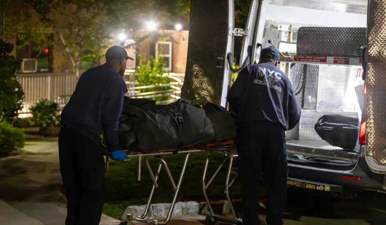 policia levando corpo para dentro de ambulancia