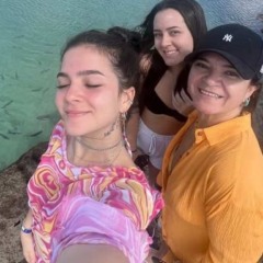 mel maia com a mãe e a irmã