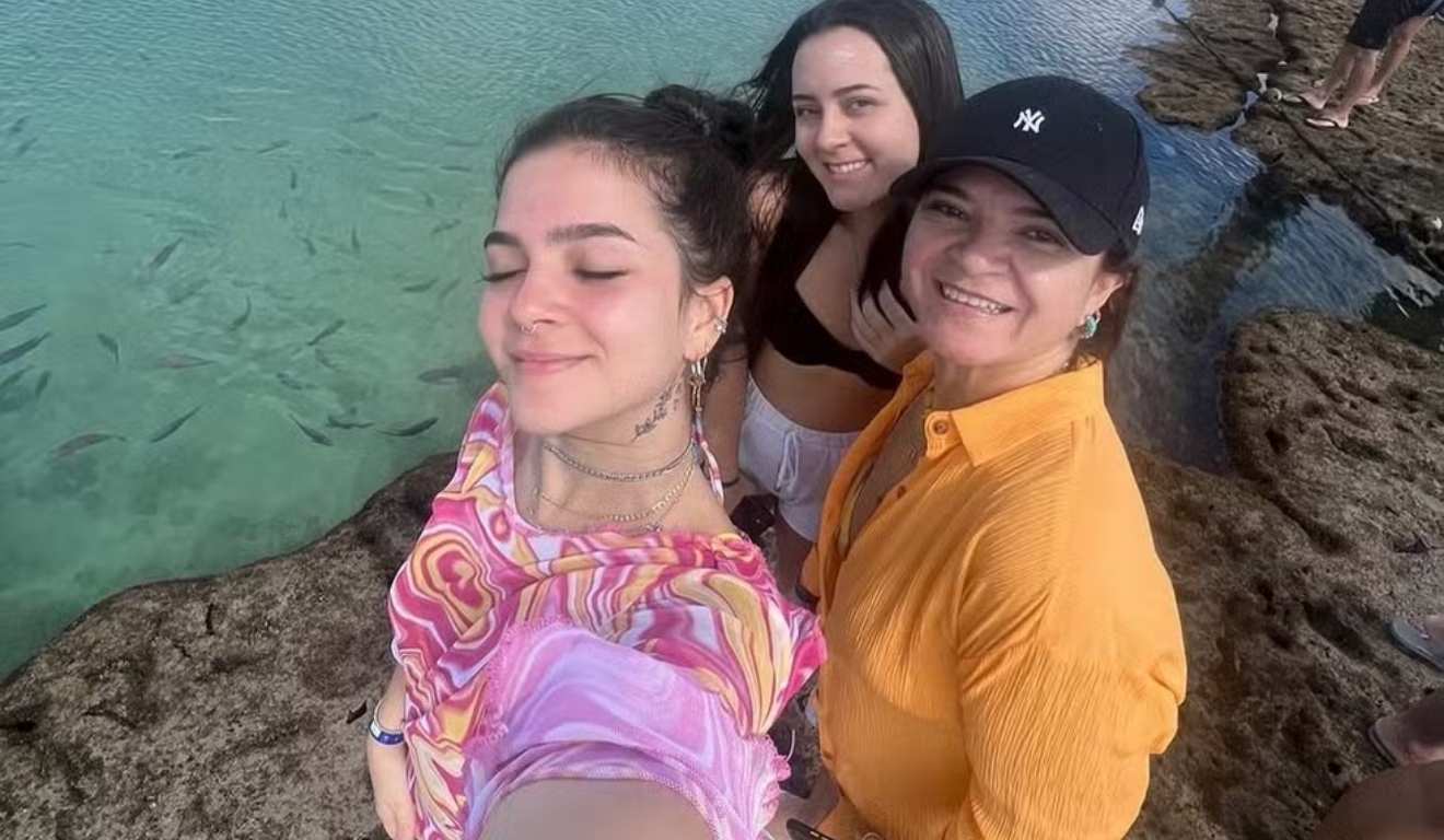 mel maia com a mãe e a irmã