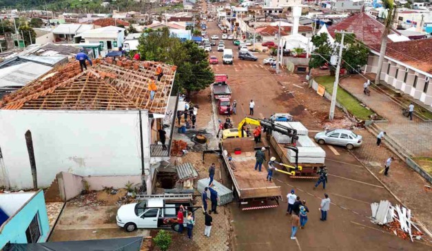 Casa danificada por tornado recebe novo telhado em Rio Bonito do Iguaçu