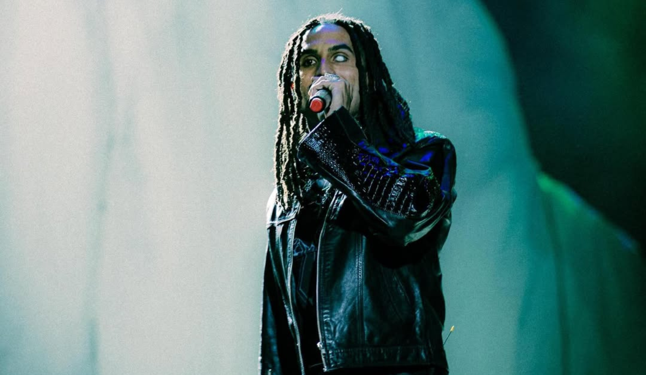 Imagem de Matuê cantando.