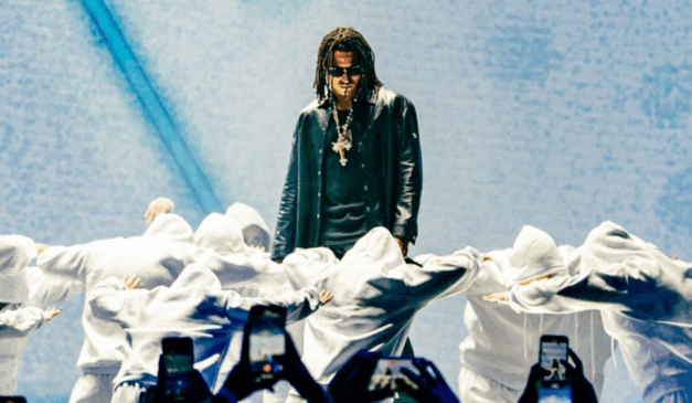 Imagem de Matuê cantando.