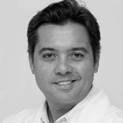 Médico que morreu em acidente em Maringá sorrindo com jaleco