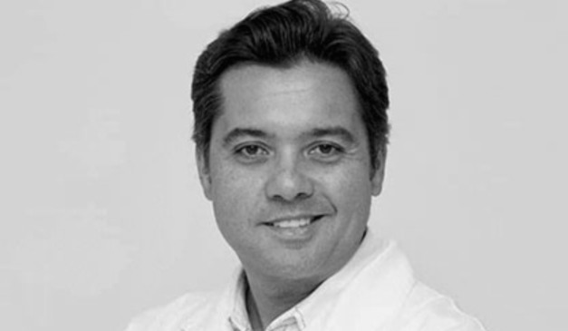 Médico que morreu em acidente em Maringá sorrindo com jaleco