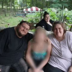 Imagem da menina ao lado do pai, madrasta e meia-irmã.