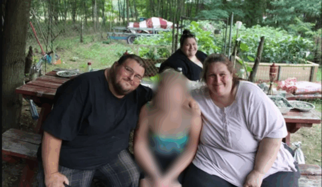 Imagem da menina ao lado do pai, madrasta e meia-irmã.