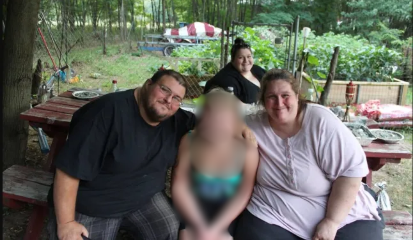 Imagem da menina ao lado do pai, madrasta e meia-irmã.