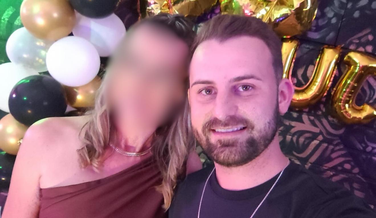 Elisson Michel Fernandes  e a mãe abraçadas