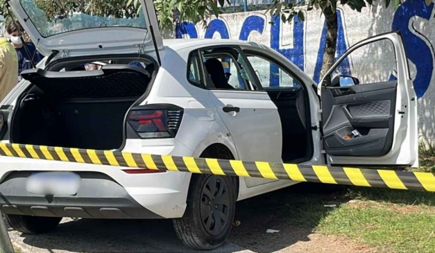 carro onde homem foi morto no Alto Boqueirão