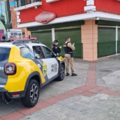 Viaturas da PMPR acompanham atendimento com morte de morador em situação de rua, no Centro de Curitiba