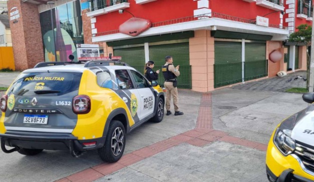 Viaturas da PMPR acompanham atendimento com morte de morador em situação de rua, no Centro de Curitiba