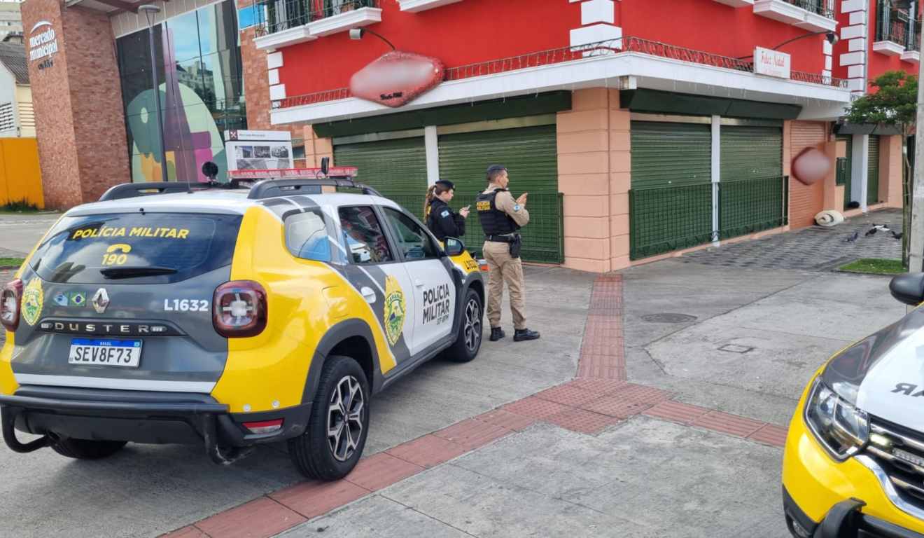 Viaturas da PMPR acompanham atendimento com morte de morador em situação de rua, no Centro de Curitiba