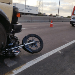 Um motociclista foi atropelado por um caminhão após colidir com um carro. Na imagem, vemos o caminhão sobre a motocicleta.