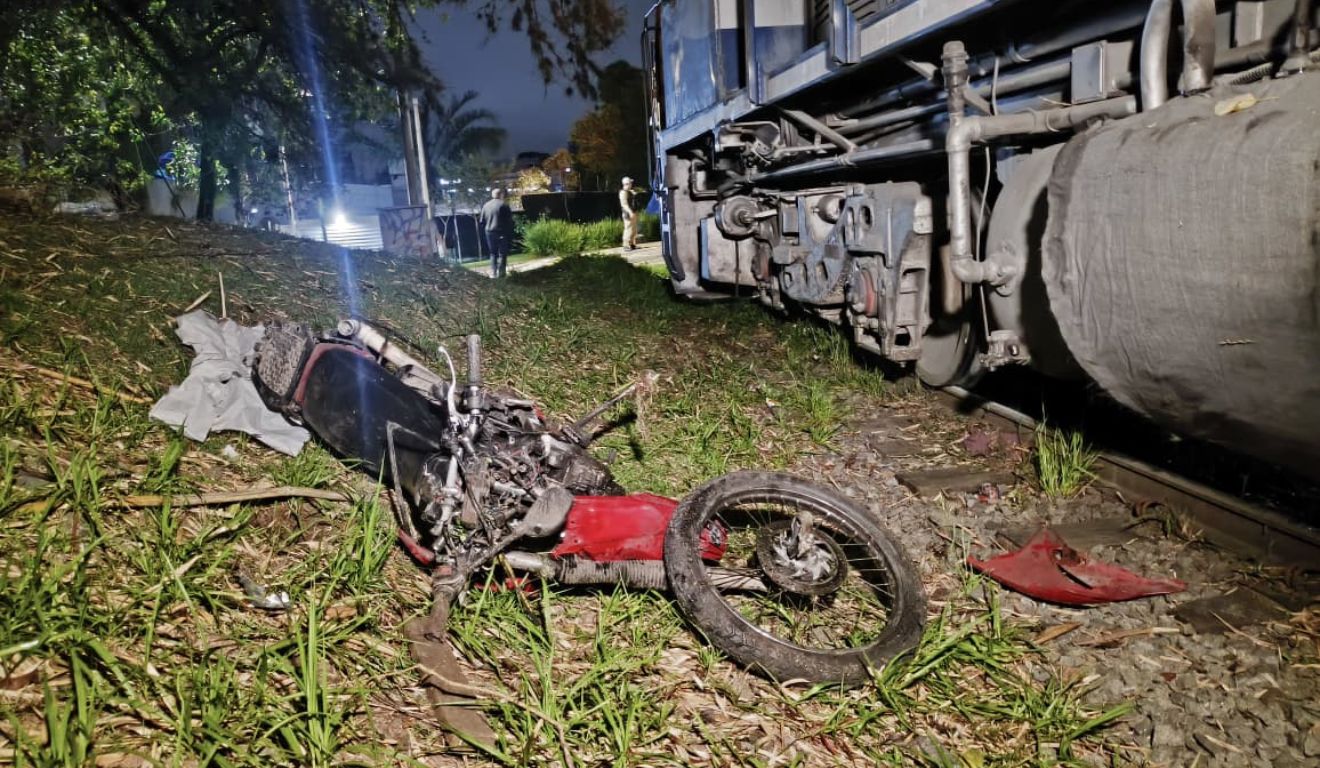 local onde o motociclista foi atropelado por trem em curitiba