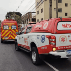 Motociclista fica em estado gravíssimo após bater em poste. Na imagem, vemos uma viatura do Samu e uma ambulância do Siate.
