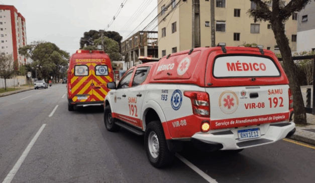 Motociclista fica em estado gravíssimo após bater em poste. Na imagem, vemos uma viatura do Samu e uma ambulância do Siate.