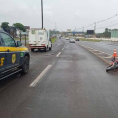 Motocicleta caída na BR-376 após acidente em Maringá