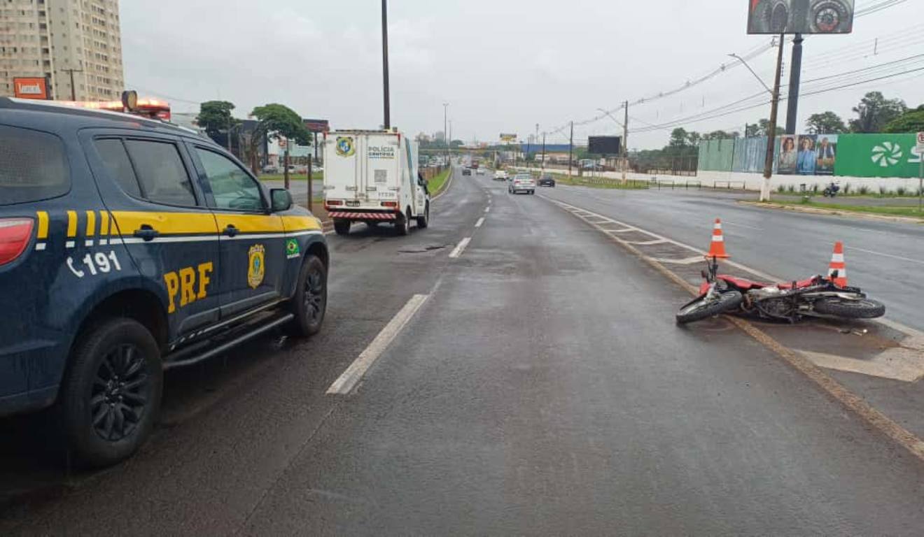Motocicleta caída na BR-376 após acidente em Maringá