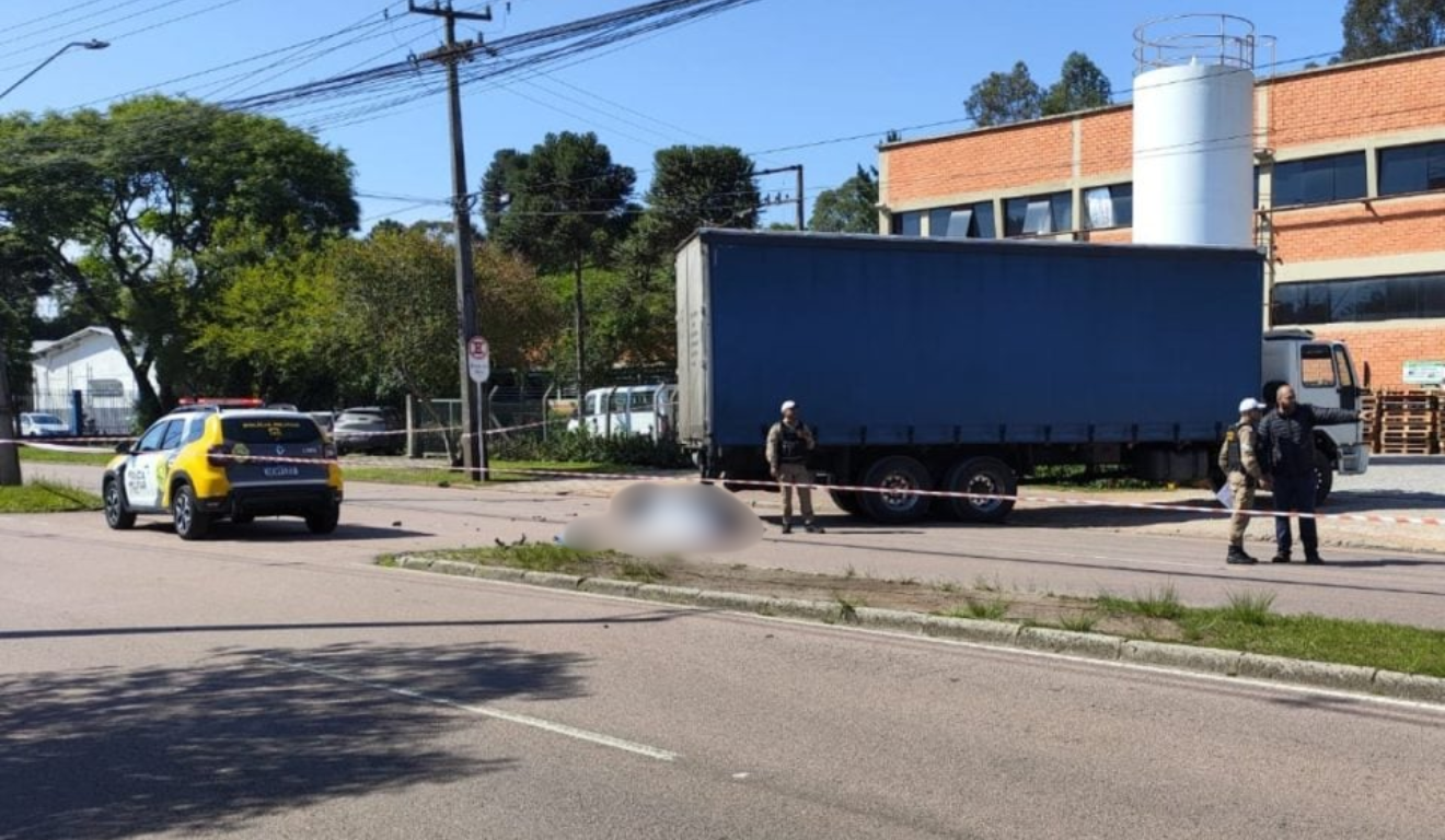 Imagem do caminhão e da polícia após o acidente.