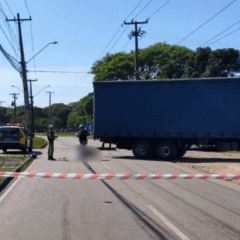 Imagem do caminhão e da polícia após o acidente.