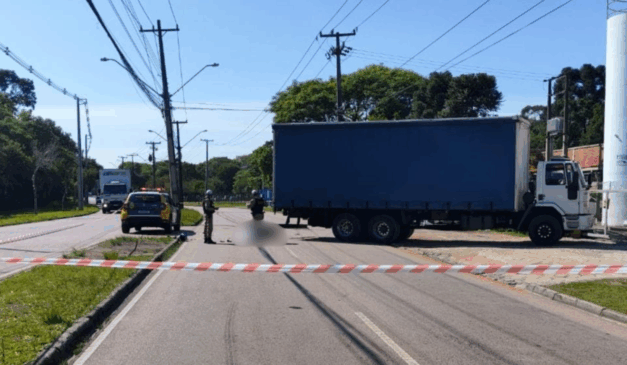 Imagem do caminhão e da polícia após o acidente.