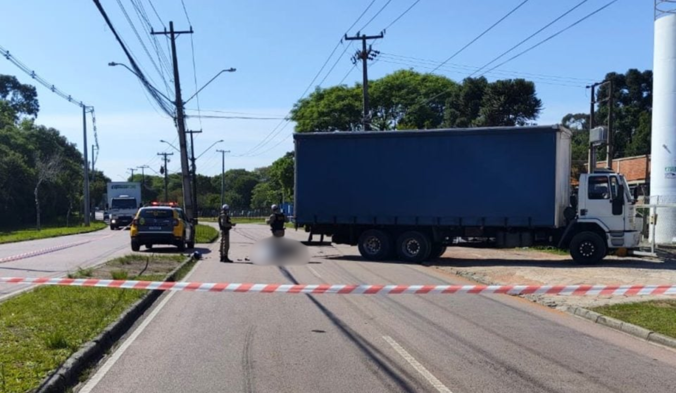 Imagem do caminhão e da polícia após o acidente.