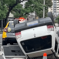 Fiat Uno capotado após acidente no Centro de Curitiba na segunda-feira (3/11)