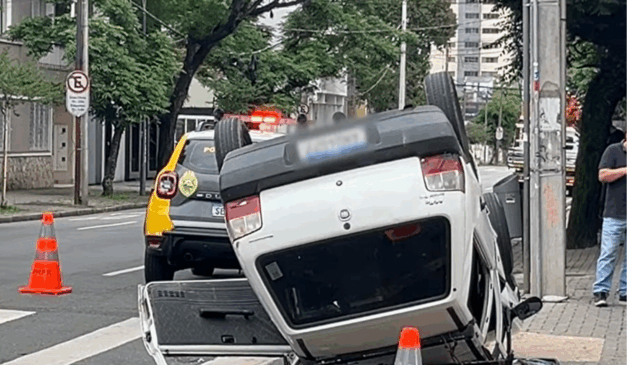 Fiat Uno capotado após acidente no Centro de Curitiba na segunda-feira (3/11)