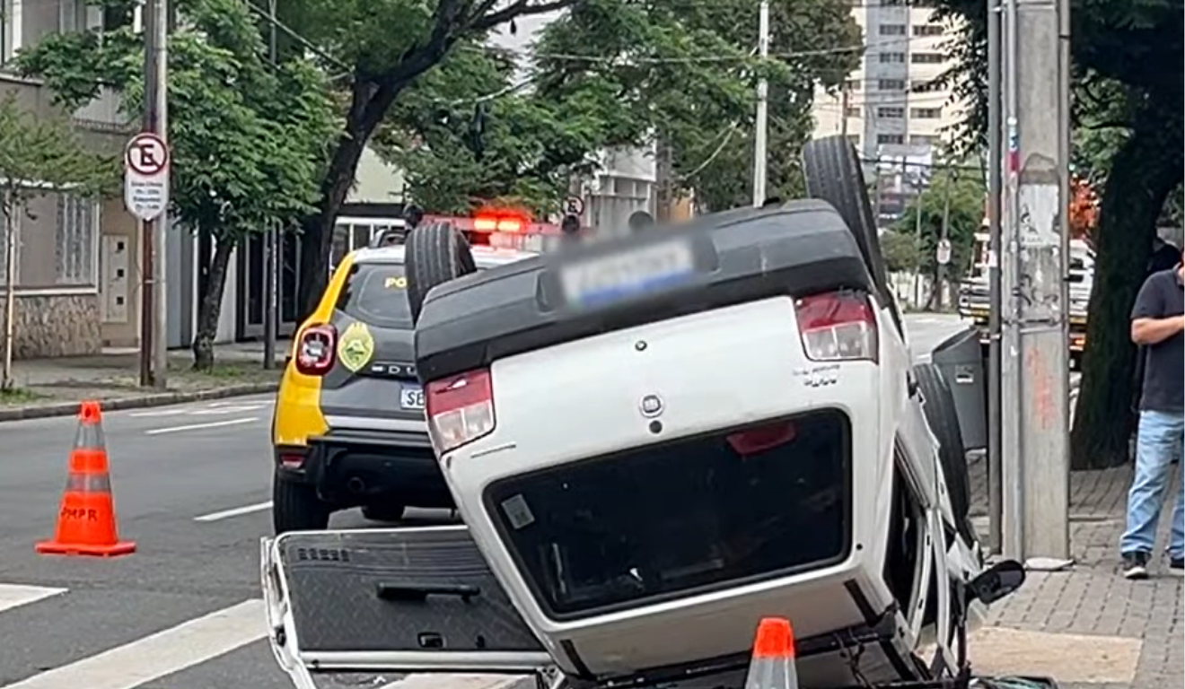 Fiat Uno capotado após acidente no Centro de Curitiba na segunda-feira (3/11)