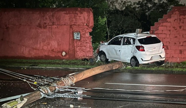 local onde a motorista colidiu e destruiu o poste