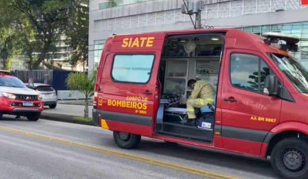 mulher atropelada por ônibus dentro da ambulância