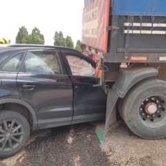 Carro batido em caminhão