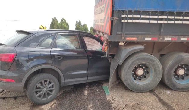 Carro batido em caminhão
