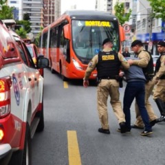 foto de acidente envolvendo uma mulher que morreu atropelada por um biarticulado em curitiba