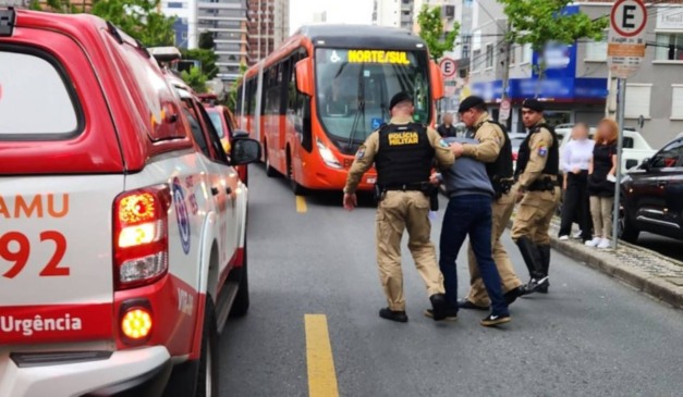 foto de acidente envolvendo uma mulher que morreu atropelada por um biarticulado em curitiba
